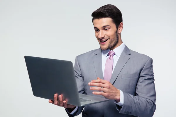 Empresário feliz usando laptop — Fotografia de Stock