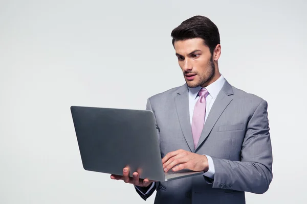 Hombre de negocios serio usando el ordenador portátil — Foto de Stock