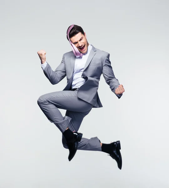 Homem de negócios feliz pulando no ar — Fotografia de Stock