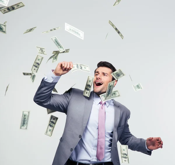 お金の雨の下に立つビジネスマン — ストック写真