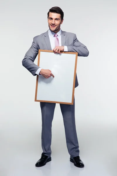 Empresário feliz segurando placa em branco — Fotografia de Stock