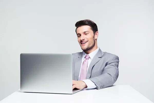 Hombre de negocios feliz usando el ordenador portátil —  Fotos de Stock