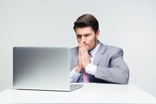 Empresário sentado à mesa e rezando — Fotografia de Stock