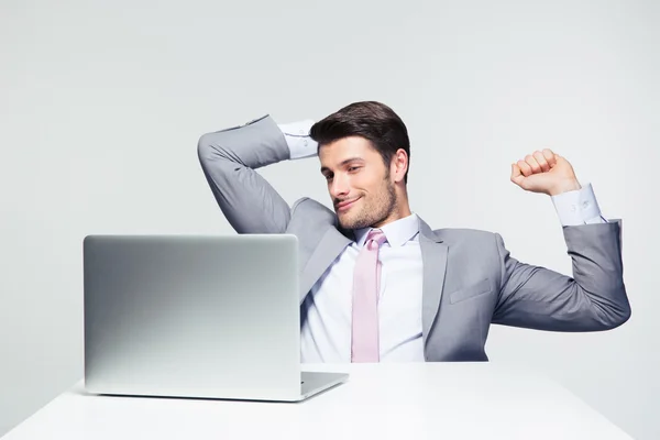 Glad affärsman tittar på laptop — Stockfoto