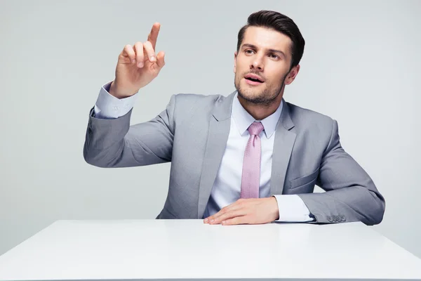 Homem de negócios confiante apontando dedo para cima — Fotografia de Stock