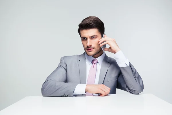 Un hombre de negocios seguro hablando por teléfono. — Foto de Stock