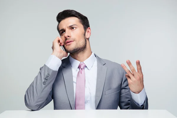 Uomo d'affari pensieroso che parla al telefono — Foto Stock