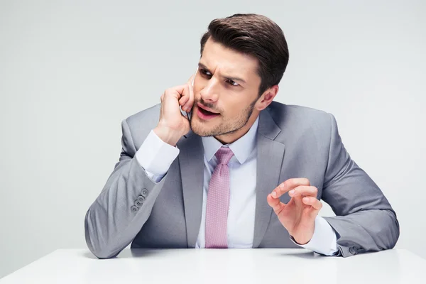 Självsäker affärsman pratar i telefon — Stockfoto