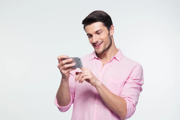 Hombre de negocios feliz usando teléfono inteligente — Foto de Stock