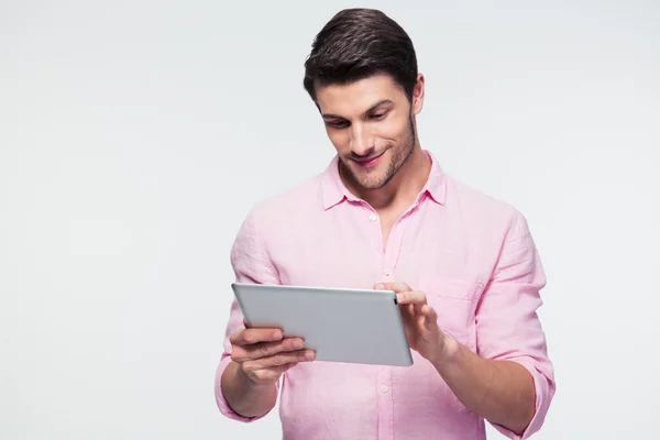 Homme d'affaires heureux en utilisant tablette informatique — Photo