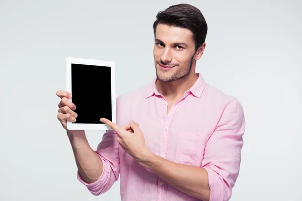 Homme d'affaires pointant du doigt sur l'écran de la tablette — Photo