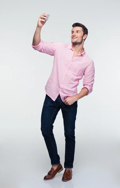 Hombre joven haciendo foto selfie en el teléfono inteligente — Foto de Stock