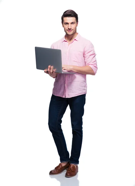 Volledige lengte portret van een jonge man met laptop — Stockfoto