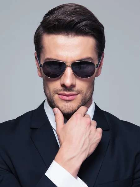 Mode junger Geschäftsmann mit Sonnenbrille — Stockfoto