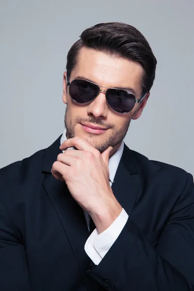 Homem de negócios pensativo em óculos de sol — Fotografia de Stock