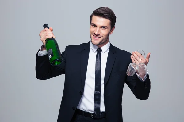 Бизнесмен с бутылкой шампанского и бокалом — стоковое фото