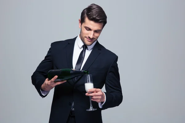 Uomo d'affari festeggia il successo, versa champagne — Foto Stock