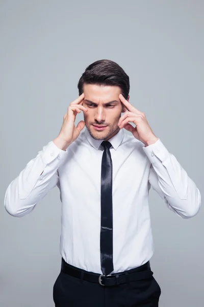 Retrato de un hombre de negocios pensando — Foto de Stock