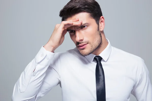 Retrato de un hombre de negocios con dolor de cabeza — Foto de Stock