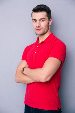 yakışıklı genç adam katlanmış silah ile ayakta 