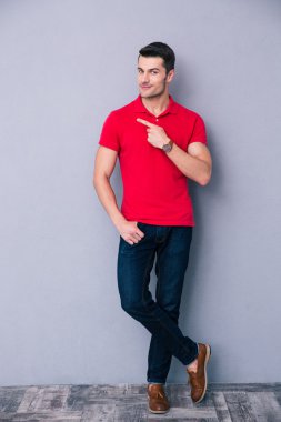 Casual adam uzağa işaret 