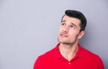 Düşünceli casual adam boşaltmak ararken