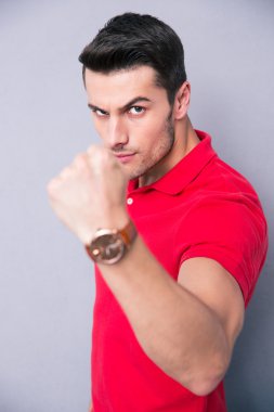 Genç casual adam gösteren yumruk