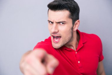 Casual adam işaret parmak kamera