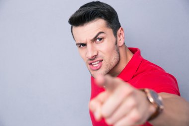 Yakışıklı adam kamerayı işaret ediyor.