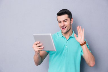 Tablet bilgisayarda tebrik işaret gösteren adam