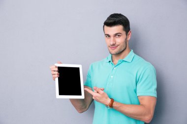 Adam gösteren boş tablet bilgisayar ekranı