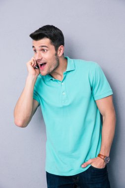 Telefonda konuşurken neşeli genç mna