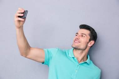 Gülümseyen adam selfie fotoğraf Smartphone'da yapma