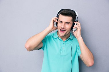 Kulaklık rahat bir adam portresi