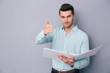 Klasör ve gösteren başparmak gidiyor adam