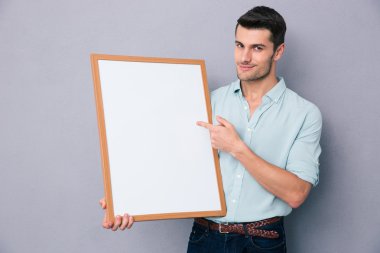 Yakışıklı genç adam.