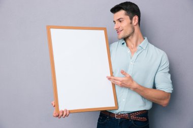 Genç casual adam bir şey boş tahtada sunulması