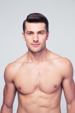 yakışıklı, genç, kaslı bir adam portresi