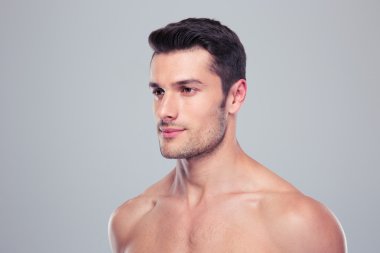 Düşünceli yakışıklı bir adam portresi