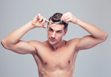 Onun saç kesimini adam