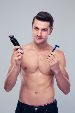 Yakışıklı genç adam.