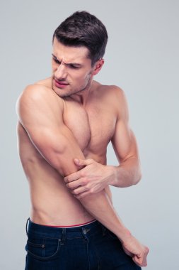 Omuz ağrısı olan yakışıklı adam
