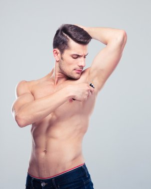 Yakışıklı adam onun koltuk altı traş