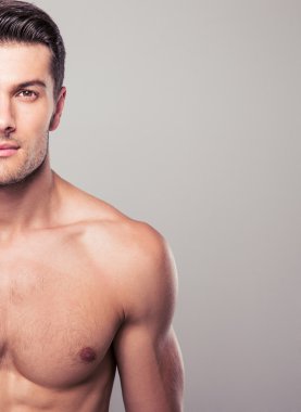 Yarım vücut yakışıklı bir adam portresi