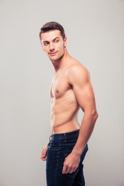 Kas genç adam uzağa arıyorsunuz