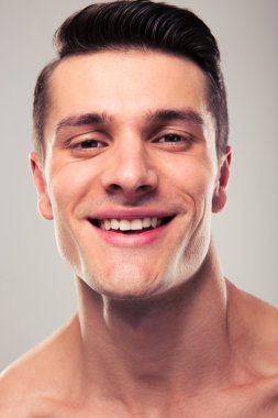 gülümseyen genç adam