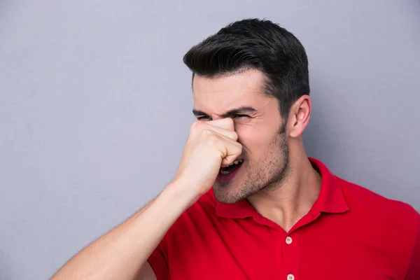 Hombre casual cubriéndose la nariz — Foto de Stock