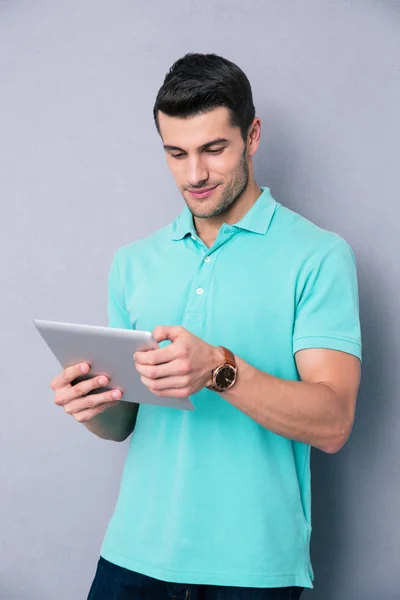 Felice giovane uomo utilizzando tablet computer — Foto Stock