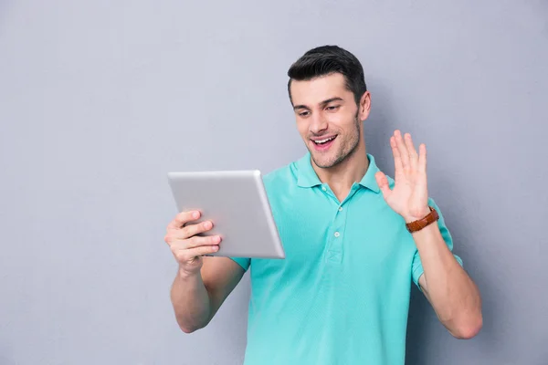 Man groet teken afspelen op tablet pc — Stockfoto