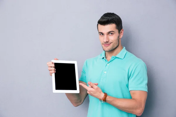 Человек показывает пустой экран планшетного компьютера — стоковое фото